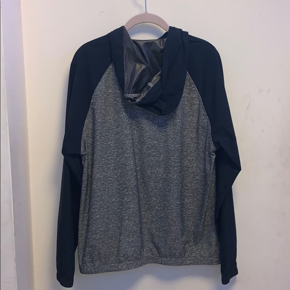 Hollister windbreaker - Picture 2 of 3